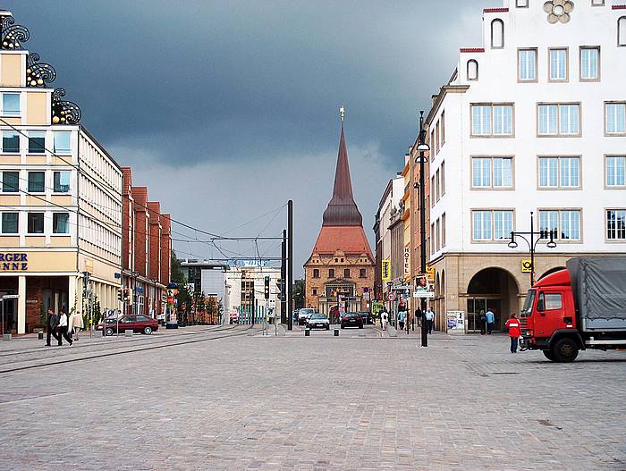 Rostock, Neuer Markt mit dem historischen Steintor, einstigem Stadttor
