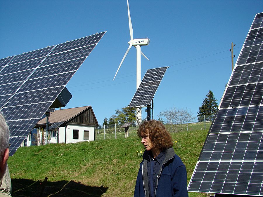 Frau Weber erklärt Sonnen- und Windkraftwerk