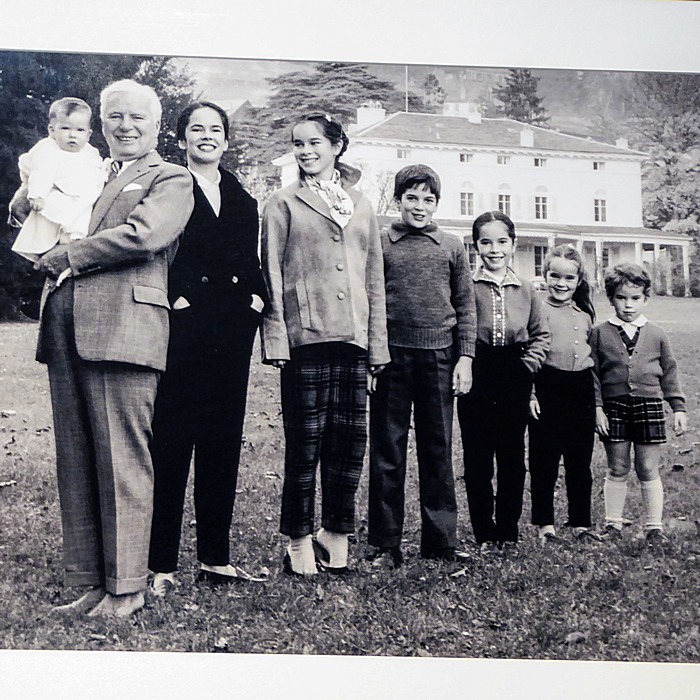 Oona und Charlie Chaplin mit sechs ihrer acht gemeinsamen Kinder