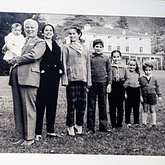 Oona und Charlie Chaplin mit sechs ihrer acht gemeinsamen Kinder