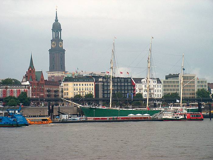 St.-Pauli Landungsbrücken mit Segelschiff Rickmer Rickmersen (97 Meter lang, Fertigstellung 1896, einst Frachtsegler heute Museumsschiff)