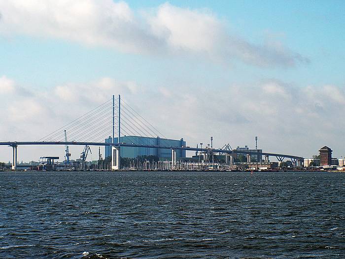Stralsund, einer der sechs Abschnitte der neuen Rügenbrücke, dahinter die Volkswerft (Bau von Containerschiffen, 1200 Mitarbeiter)
