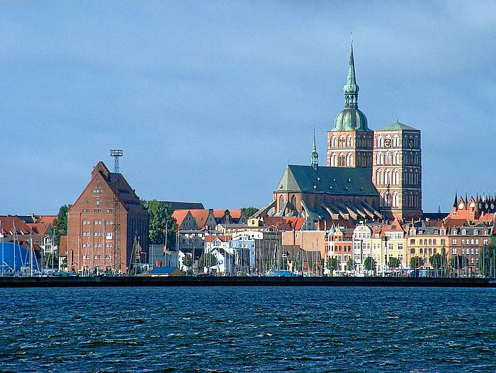 Stralsund, links das Rathaus, rechts die Nikolaikirche