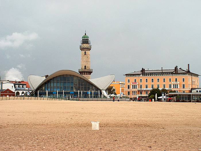 Warnemünde, Strand mit Leuchtturm und Teepott (vorn), früher Teepavillion heute Gastronomie- und Kulturort.