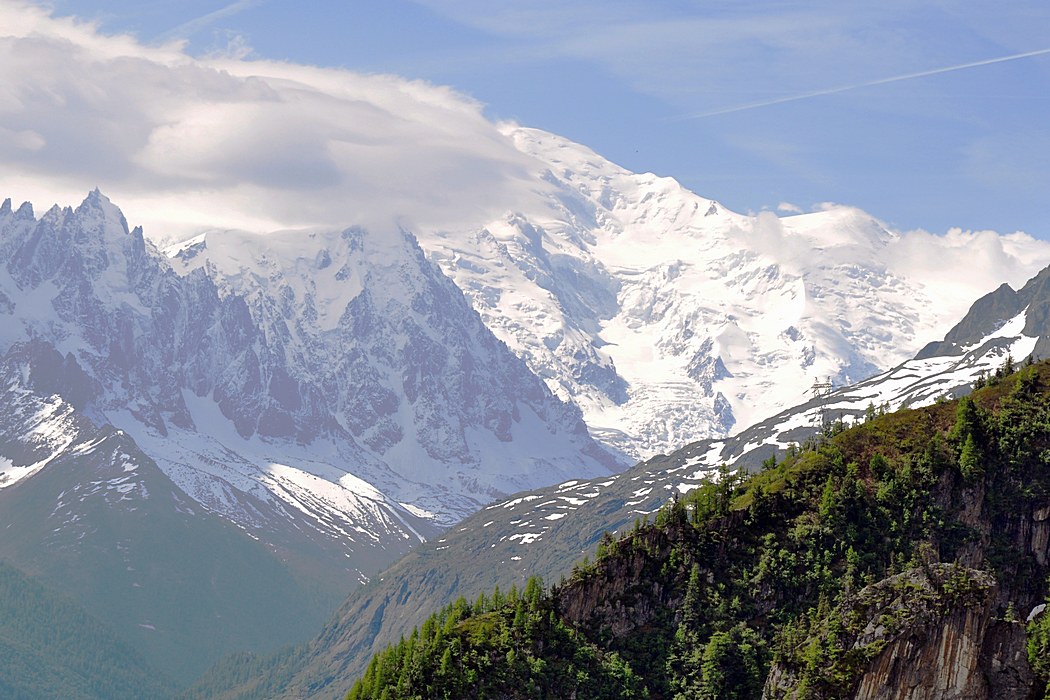 In der Mitte der Mont Blanc im Moment wo er für den Rest des Tages in den Wolken verschwindet