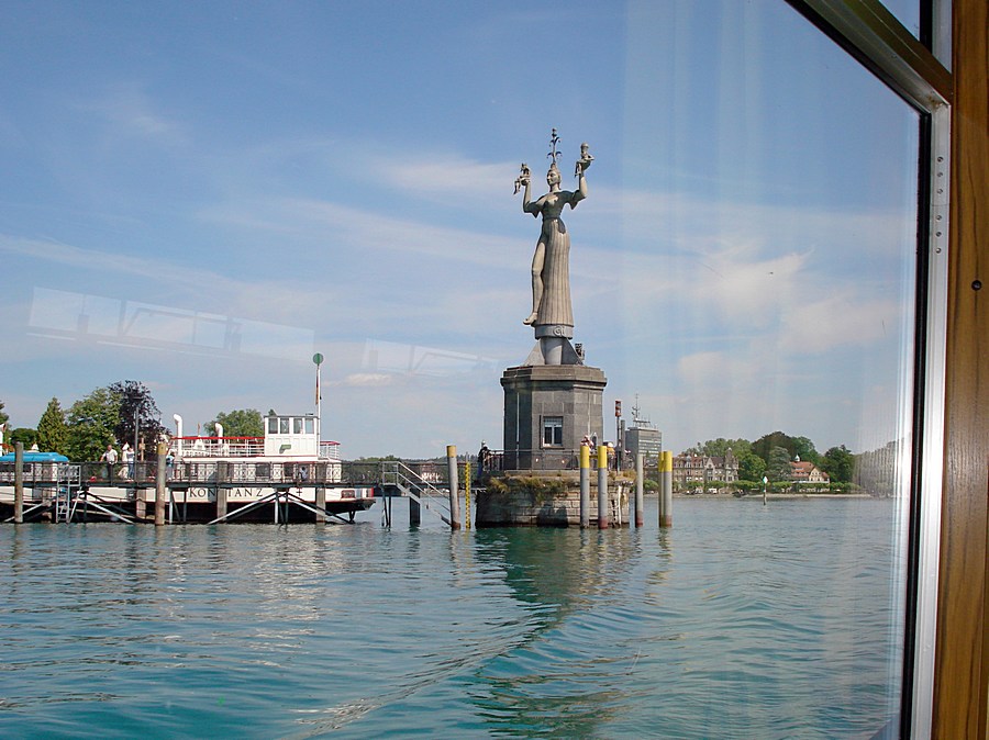 Die Imperia in der Hafeneinfahrt von Konstanz